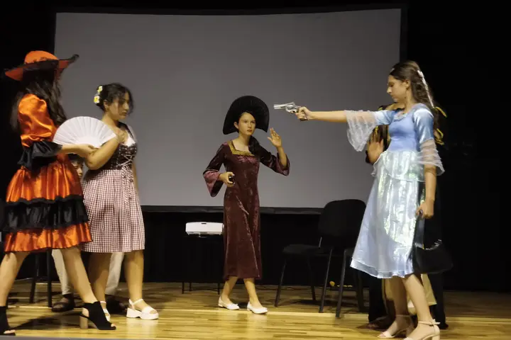 Scenă de confruntare între patru personaje în costume de epocă