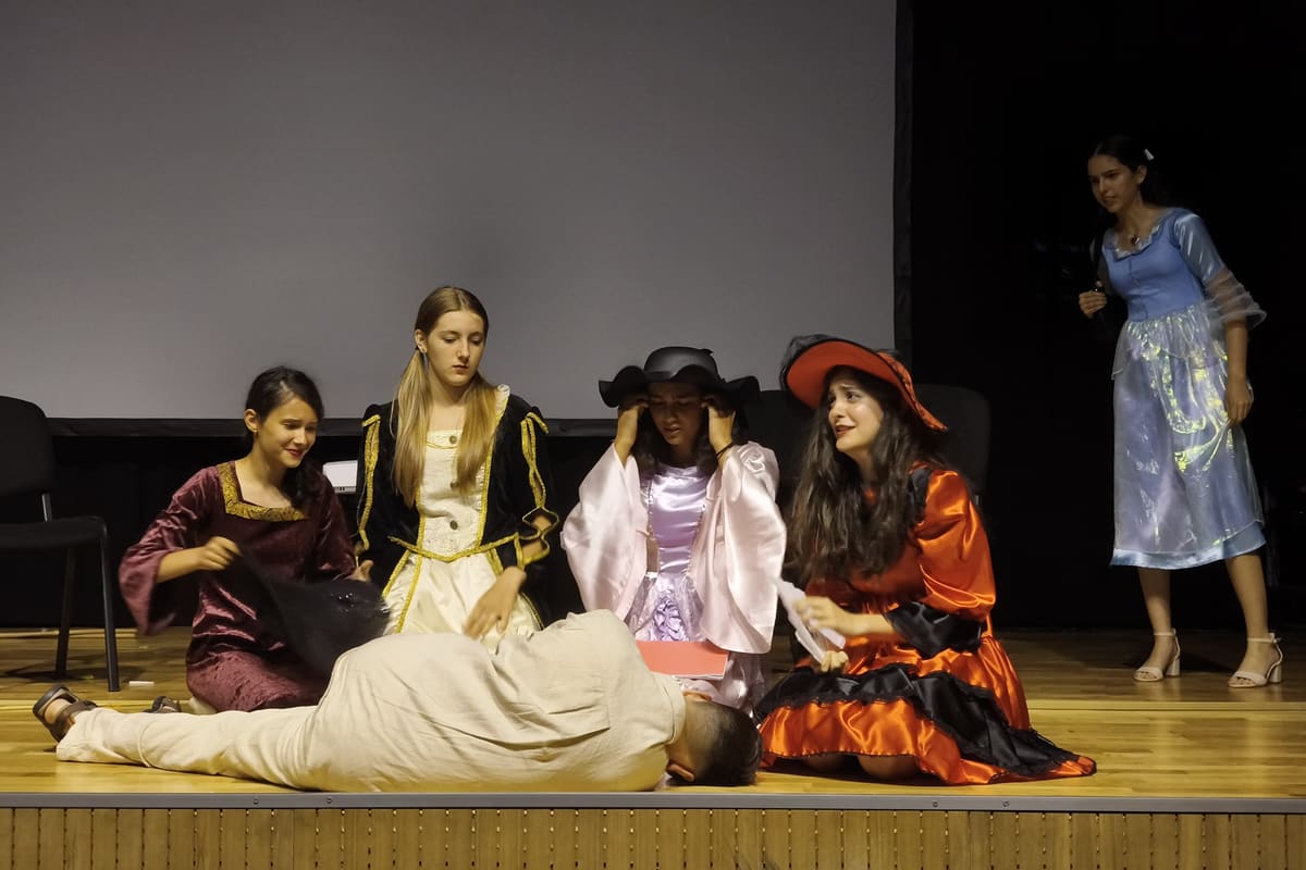 Elevi ai Academiei de teatru Hobby Art by Lulu, în costume, într-o scenă dintr-un spectacol jucat pe scenă