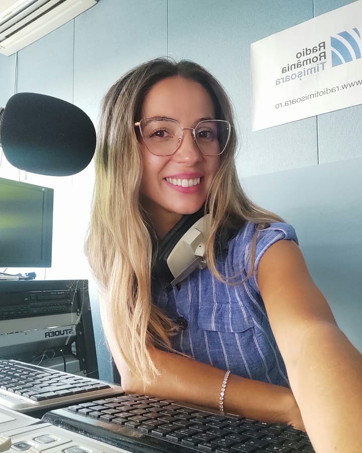 Larisa Lulușa, fondatoarea academiei, în studioul Radio România Timișoara, cu căștile la gât